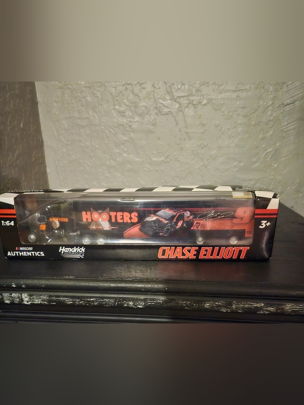 Hooters Chase Elliot #9